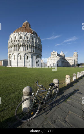 L'Italia, Toscana, Pisa, la cattedrale, il battistero, la torre obliqua, in bicicletta in primo piano Foto Stock