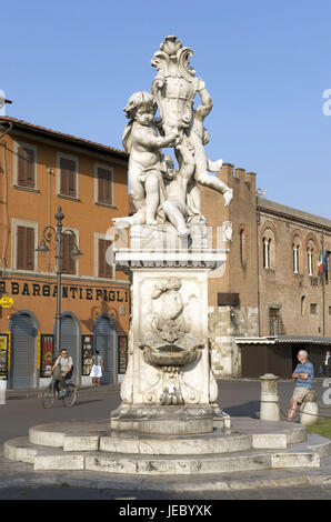 L'Italia, Toscana, Pisa, Piazza del Duomo, pozzetti con la scultura, turisti, Foto Stock