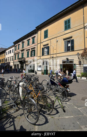 L'Italia, Toscana, Pisa, Corso Italia, biciclette e passanti, Foto Stock