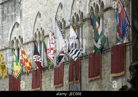 L'Italia, Toscana, Siena, bandiere, contrade in un edificio, Foto Stock