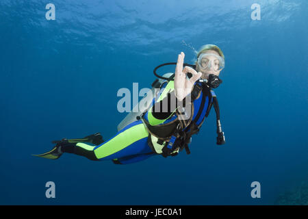 Diver mostra O.K mano carattere, Wakaya, Lomaiviti, Figi, Foto Stock