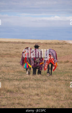 Vestito tradizionale tibetanische sanguina lungo la strada di Gerze a Tsochen, west Tibet, Asia Foto Stock