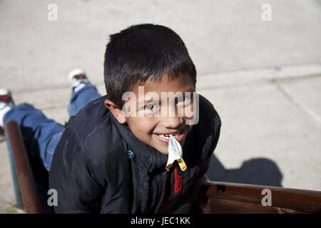 Guatemala, Quetzaltenango, scuola, pausa di corte, schoolboy per giochi, nessun modello di rilascio, alcuna proprietà di rilascio, Foto Stock