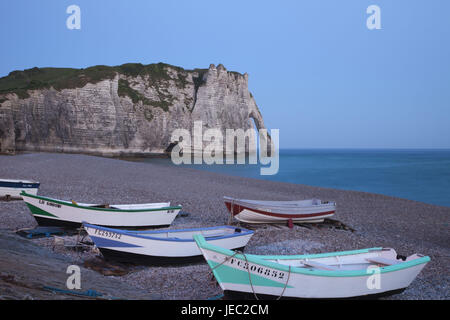 Francia, Normandia, Etretat, barche di pescatori sulla spiaggia, crepuscolo, Foto Stock