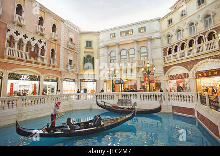 Cina, Macao, veneziana Macao hotel e casinò, centro commerciale, "il Grand Canal Shoppes', negozi, turisti, viaggio in gondola, Foto Stock