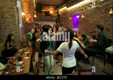 Turchia, Istanbul, Beyoglu, parte della città di Taksim, Munzur, danza in un bar, Foto Stock