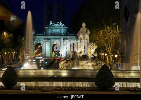 Spagna, Madrid, Plaza de Cibeles, Fuente de Cibeles e Puerta de Alcala di notte, Foto Stock