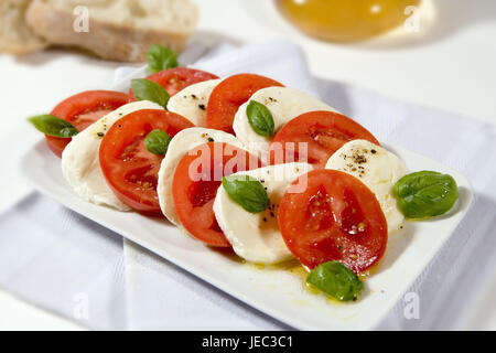 Pomodoro e mozzarella, insalata di mozzarella, acceso, ingredienti, pomodori, mozzarella, lamella di basilico, olio d'oliva, aceto balsamico, piccante, Balsamico foglie, Balsamico, Foto Stock