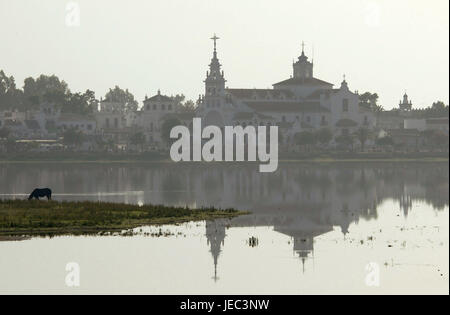 Spagna, Andalusia, El Rocio, Coto de Donñana, la Chiesa del pellegrinaggio è riflessa nel lago, Foto Stock