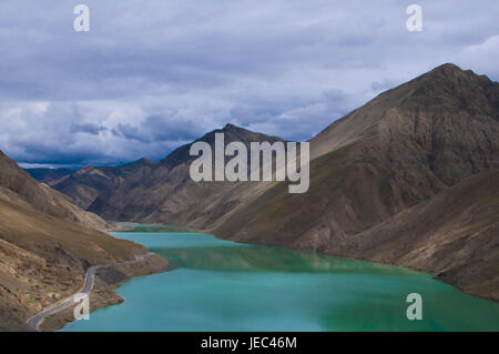 Serbatoio artificiale nel Karo-La passare lungo la Friendship Highway, il Tibet, Asia Foto Stock