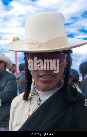 Tradizionalmente vestito uomo al festival delle tribù in Gerze nell ovest del Tibet, Asia Foto Stock