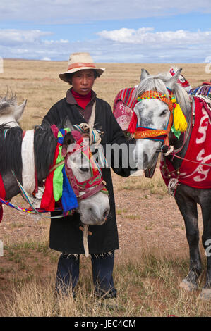 Vestito tradizionale tibetanische sanguina lungo la strada di Gerze a Tsochen, west Tibet, Asia Foto Stock