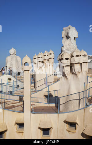 Spagna, Barcellona, Casa Mila, conosciuto anche come 'La Pedrera', tetto, camini, Foto Stock