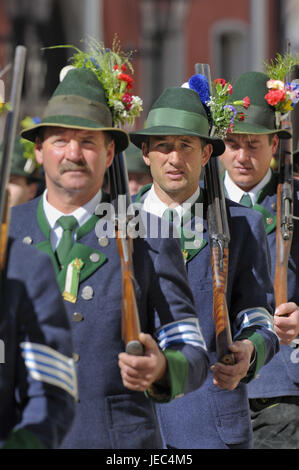 Tag patrocinio della bavarese di montagna le società di protezione con processione festosa di Traunstein, Foto Stock