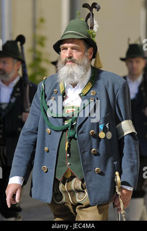 Tag patrocinio della bavarese di montagna le società di protezione con processione festosa di Traunstein, Foto Stock