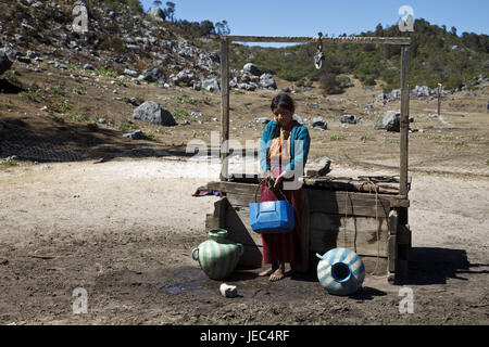 Guatemala, monti Cuchumatanes, ragazze, Maya, acqua, ottenendo, nessun modello di rilascio, Foto Stock