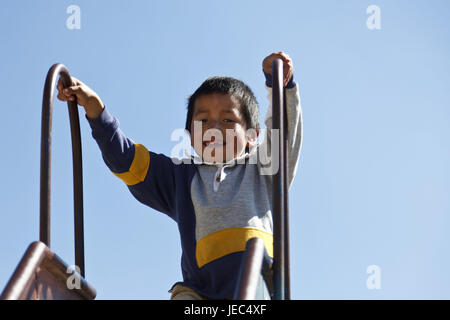 Guatemala, Quetzaltenango, scuola, pausa di corte, schoolboy per giochi, nessun modello di rilascio, alcuna proprietà di rilascio, Foto Stock