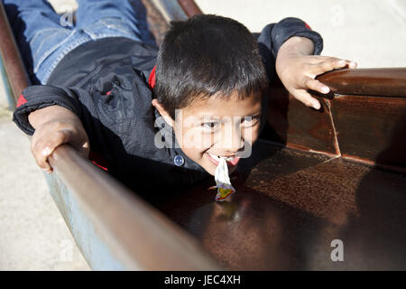 Guatemala, Quetzaltenango, scuola, pausa di corte, schoolboy per giochi, nessun modello di rilascio, alcuna proprietà di rilascio, Foto Stock