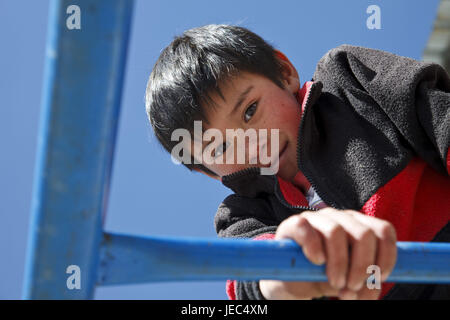 Guatemala, Quetzaltenango, scuola, pausa di corte, schoolboy per giochi, nessun modello di rilascio, alcuna proprietà di rilascio, Foto Stock