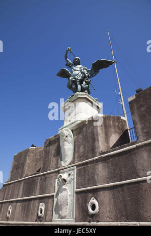 Italia, Roma, Castel Sant'Angelo, la statua di San Michele Arcangelo Foto Stock