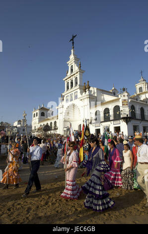 Spagna, Andalusia, El Rocio, Romeria, processione davanti la chiesa di pellegrinaggio, Foto Stock