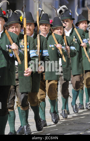 Tag patrocinio della bavarese di montagna le società di protezione con processione festosa di Traunstein, Foto Stock