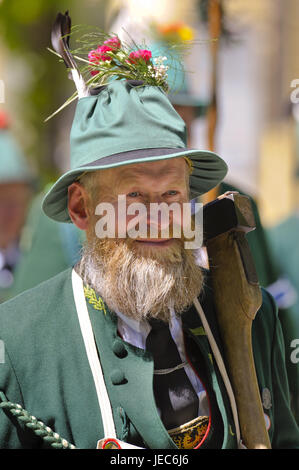 Tag patrocinio della bavarese di montagna le società di protezione con processione festosa di Traunstein, Foto Stock