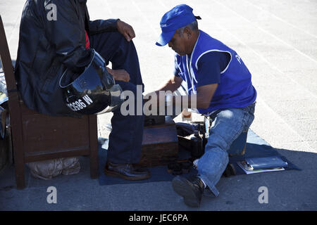 Guatemala, Quetzaltenango, uomo, scarpe, pulizie, nessun modello di rilascio, Foto Stock