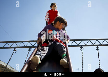 Guatemala, Quetzaltenango, scuola, pausa di corte, schoolboy per giochi, nessun modello di rilascio, alcuna proprietà di rilascio, Foto Stock