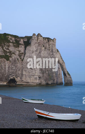 Francia, Normandia, Etretat, barche di pescatori sulla spiaggia, crepuscolo, Foto Stock