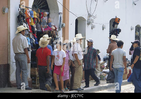 Honduras, Copan, mercato, cowboy, nessun modello di rilascio, America Centrale e America Latina, destinazione, luogo, persona, uomini, Rancheros, cappelli, stetsons, attendere, sostare al di fuori, business, vendite, tappi, tappi, cinghie, souvenir, bambini, Foto Stock