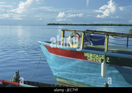 Belize, isola di Caye Caulker, imbarcadero, peschereccio, dettaglio, America Centrale, porto, pesca sportiva, pesca, in barca barca da pesca, taglierina, luminosamente, vernici, corda, bug, lifebelt, mare, Horizon, visualizzare deserte, Foto Stock