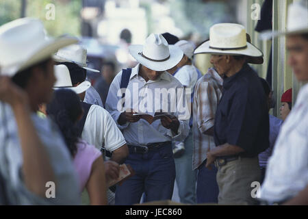 Honduras, Copan, mercato, cowboy, stand, sfocatura, nessun modello di rilascio, America Centrale e America Latina, destinazione, luogo tra uomini, Rancheros, cappelli, stetsons, attendere, esterno, Foto Stock