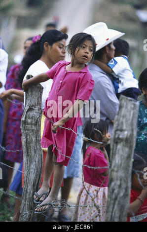 Honduras, Copan, mercato, cowboy, recinto, ragazza, stand, nessun modello di rilascio, America Centrale e America Latina, destinazione, luogo, persona, uomini, Rancheros, cappelli, stetsons, esterno, famiglie, donne, bambini, filo spinato, filo spinato, Foto Stock