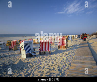 Germania, Bassa Sassonia, isola di Langeoog, spiaggia, sedie a sdraio, turisti, a piedi, in Germania del Nord, isola del Mare del Nord, Est Friesland, il Mare del Nord, costa, spiaggia sabbiosa, sede di opportunità, numeri e luminosi di colori diversi, sdraio sulla spiaggia di distribuzione, icona, riposo e distensione, vacanze, tempo libero, destinazione, turismo, persona, isole frisone, Foto Stock