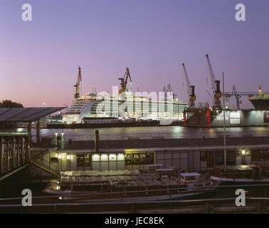 Germania, Amburgo, porto, cantiere navale Blohm e Voss, nave passeggeri, la sera, la città anseatica, pontili, dock, nave, nave da crociera, la cantieristica navale e cantiere allegato, Foto Stock