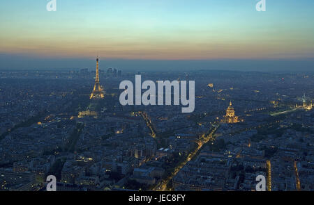 Francia, Parigi, città panoramica, Torre Eiffel, non valido la cattedrale di sera, tuning, capitale, torre, acciaio a struttura mista in legno e muratura tower, struttura, costruzione, acciaio design lavoro, landmark, cattedrale, cattedrale, luogo di interesse, destinazione, il turismo, la sera il sole, la luce della sera, Foto Stock