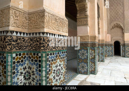 Il Marocco Marrakech, madrassa, Ali ben Youssef Medersa, atrio, dettaglio, Africa, Nord Africa, destinazione town, la Citta' Vecchia, il luogo di interesse, edificio, struttura, storicamente, architettura, stile architettonico, corte, cortile interno, faïence mosaici, piastrelle, campioni, ornamenti, faïence, faïence di fluire al di fuori, deserte, bacino, abilmente Foto Stock