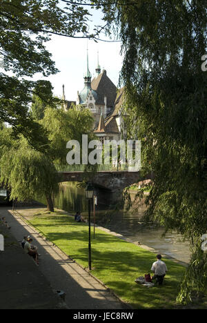 Francia, Alsazia, Strasburgo, flusso Ill, banca promenade, prato, vacanziere, Europa, città, greenbelt recreation area, area ricreativa, Riverside, promenade, alberi, boschi di latifoglie, area prendisole, bridge house, persona, tempo libero, riposo, Foto Stock