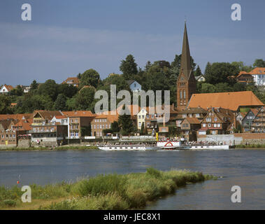 Germania, SCHLESWIG-HOLSTEIN, Lauenburg, Maria la Chiesa Magdalenen, flusso Elbe, radian steamboat, "l'imperatore Wilhelm', Germania settentrionale, città, vista città, Città Vecchia, Elbufer, edificio, chiesa, semi-case con travi di legno, edifici in mattoni, edifici in mattoni, struttura, storicamente, barca, nave, nave vacanze, motoscafo, steamboat, Elbschifffahrt, passeggeri radian steamboat, navigazione, luogo di interesse, untertown, turismo, acque, il corso di un fiume, Foto Stock