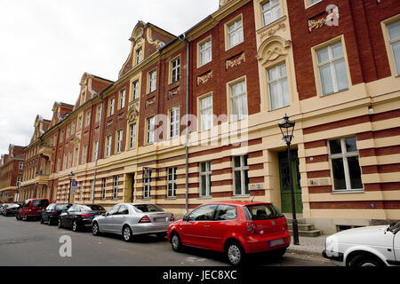 La Germania, il Land Brandeburgo, Potsdam, olandese quarta, street, case a capanna,, la town quarto quartiere residenziale, edifici in mattoni, case residenziali, live, parco stile architettonico, mattone, gable, marciapiede, Lampione, automobili, nessuno, turismo, Foto Stock