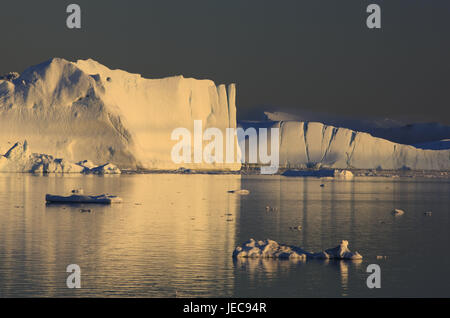 La Groenlandia, Discoteca Bay, Ilulissat, Fjord, iceberg, luce della sera, Groenlandia occidentale, ghiaccio, ghiacciaio, l'Artico, estate, mirroring, superficie di acqua, solitudine, deserte, la deriva di ghiaccio del ghiacciaio di terminazione anormale, scarpata, Ilulissat Tourist Nature-gelato fiordo, patrimonio mondiale dell UNESCO, gelato fiordo, Foto Stock