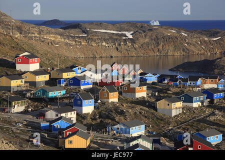 La Groenlandia, Upernavik, vista città, case, paesaggi costieri, nel nord-ovest della Groenlandia, l'Artico, bile COSTA, COSTA, rock, scenario, città, case, case in legno, architettura, luminoso, Foto Stock