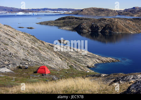 La Groenlandia, Upernavik, bile costa, tenda, visualizzare Bay, a nord-ovest della Groenlandia, costa, rock, natura deserta, paesaggi, paesaggi costieri, vacanze, viaggi avventura, Bivacco, camp, camping, rosso, montagne, Foto Stock