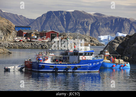 La Groenlandia, Uummannaq, fiordo, case di legno, porto, barche da pesca, nel nord della Groenlandia, destinazione, sul mare Artico, iceberg, montagna, ghiacciaio, case, case di pesca, costa, fuori, deserte, liquidazione, barche, pesca pescherecci da traino, pesca, pesca sportiva, Foto Stock