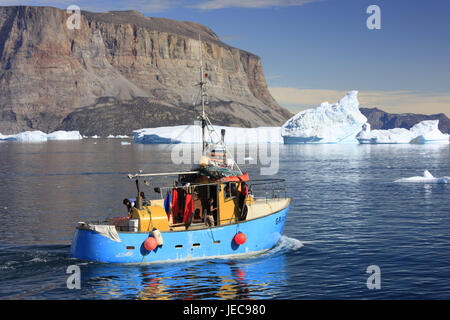 La Groenlandia, Uummannaq, barca da pesca, Fjord, iceberg, nel nord della Groenlandia, destinazione, sul mare Artico, montagne, ghiacciaio gelati, costa, esterno, e sharp, acqua, barca, pesca sportiva, pesca cutter, drift ice, pesca, Foto Stock