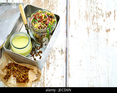 La quinoa insalata e tostate lunchbox Foto Stock