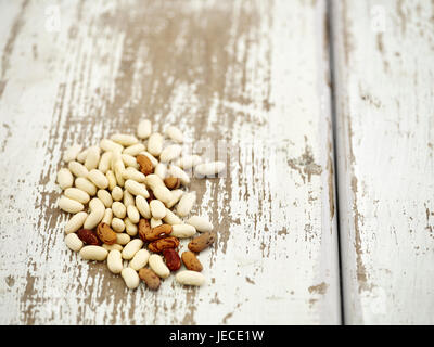 Borlotti e fagioli cannellini sul piano di lavoro in legno Foto Stock