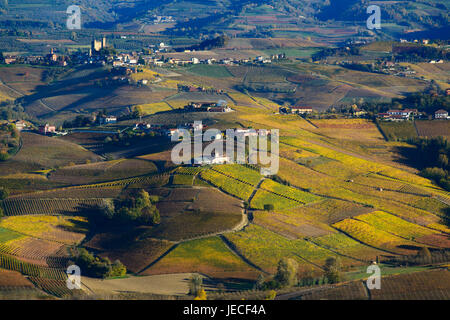 Colori d'autunno colline di Langa Piemonte Italia, in fondo, il castello di Serralunga d'alba Foto Stock