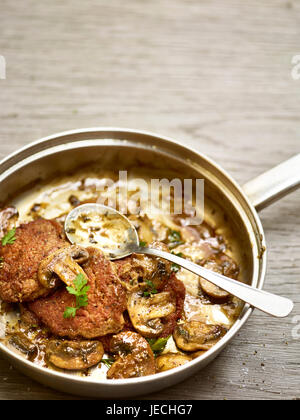 Salsicce di maiale polpette e fungo colazione cotta in padella Foto Stock